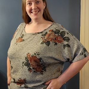 3x fits like 2x gray shirt with flowers